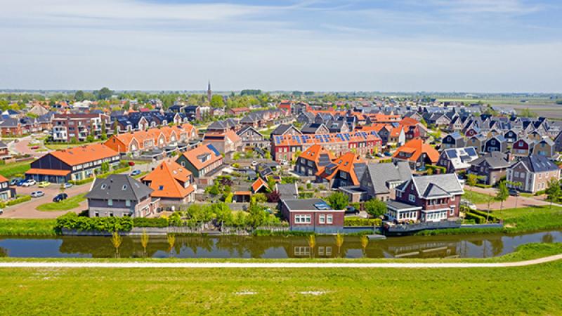Foto vanuit de lucht van een nieuwbouwwijk