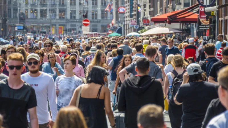 Mensendrukte op straat