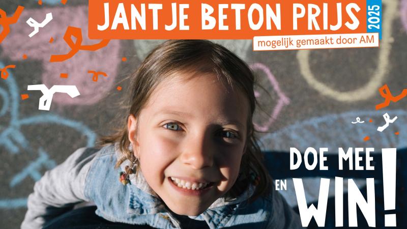 Visual van de prijs: meisje op bekrijte straat kijkt omhoog in de lens. Tekst: Jantje Betron Prijs 2025 mogelijk gemaakt door AM, Doe mee en win! 