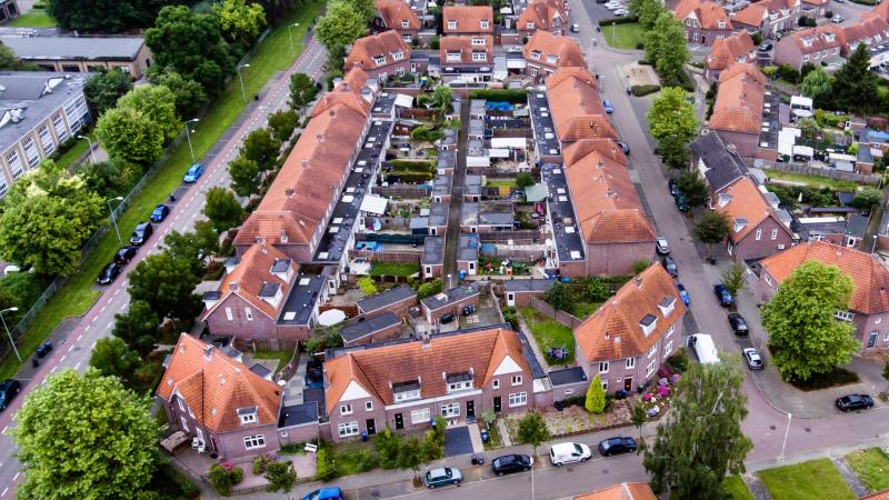 Luchtfoto van buurt in Nederland