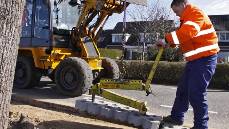 Stratenmaker werkt met machine 