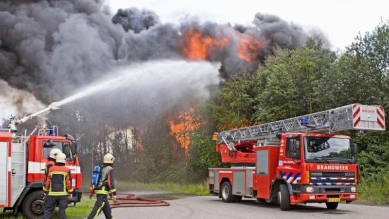 Brandweer blust een brand