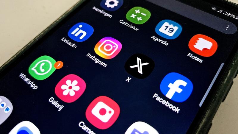 Telefoon met sociale media apps