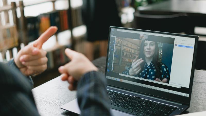 Twee dove mensen communiceren online via gebarentaal 