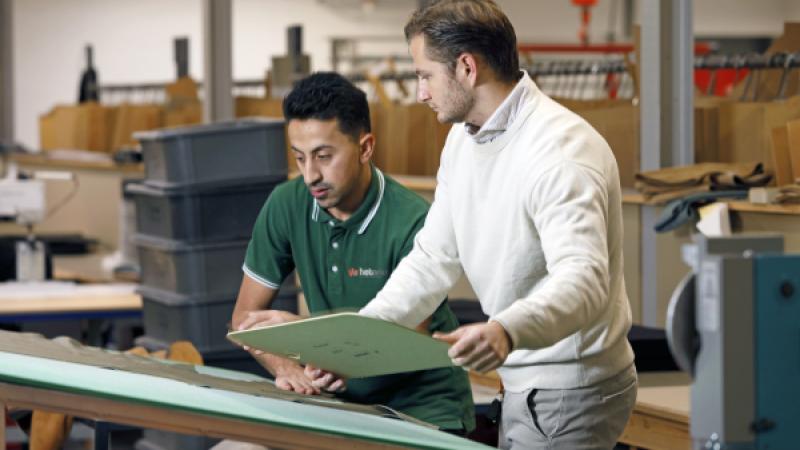 2 werknemers in een fabriek
