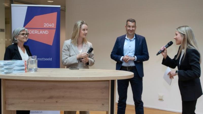 Vier mensen op het podium tijdens de boekpresentatie Nederland 2040