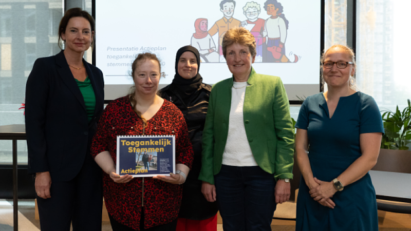 groepsfoto met de vertegenwoordigers van de opstellers en het voorblad van het actieplan