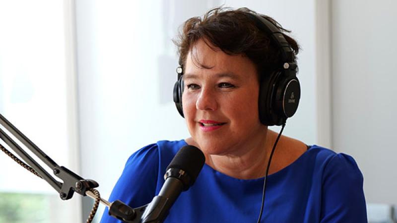 Sharon Dijksma in de podcast studio