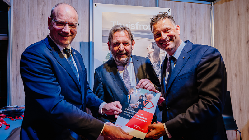 Ton Heerts, Reinier van Zutphen Matthijs van der Hoeven presenteren 'op camera' het 1e exemplaar van de handreiking