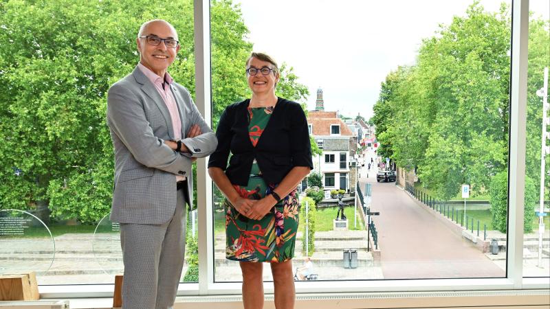 Mark Foekema en Wilma van den Werken in het gemeentehuis van IJsselstein