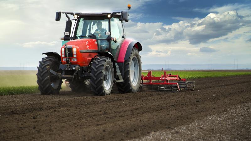 rode tractor op het platteland