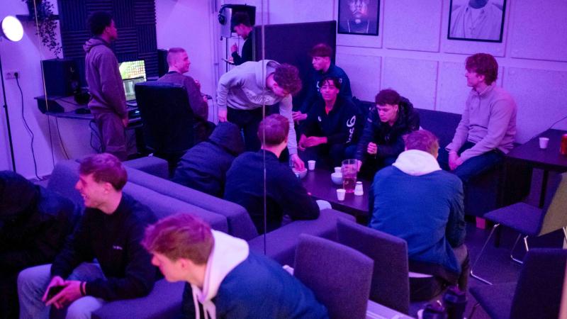 Jongeren in de muziekstudio
