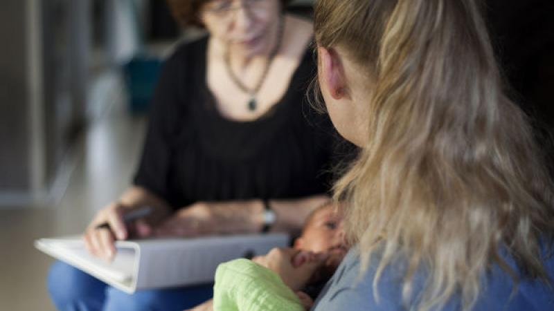 Jonge moeder met baby