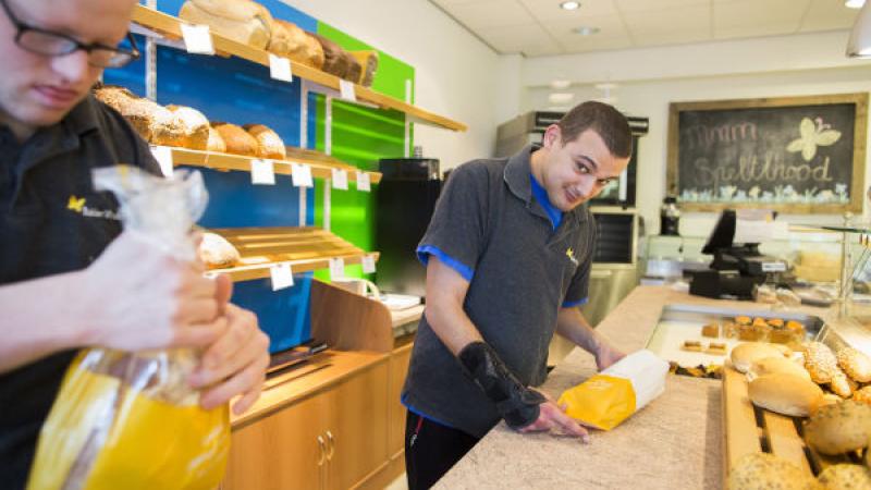 Medewerkers met arbeidsbeperking aan het werk bij de bakker
