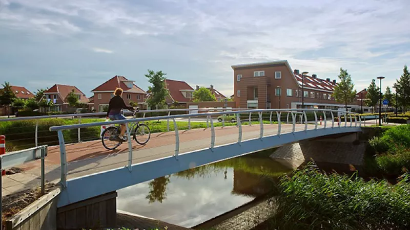fietser fietst over een brug