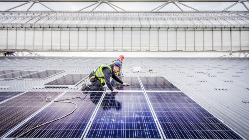 Mannen aan het werk met zonnepanelen 