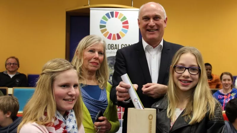 De burgemeester van Sittard-Geleen met een Global Goals tijdcapsule