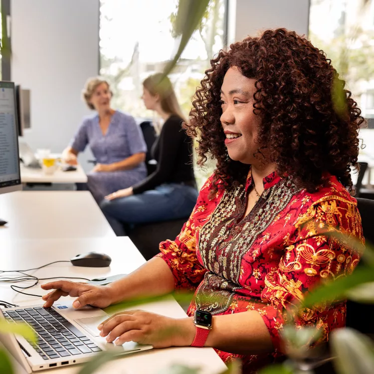 Vrouw aan bureau aan het werk