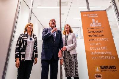 Emilia Saiz, Jan van Zanen en Sandra Pellegrom dopen het VNG-gebouw tot Global Goal 11 Huis