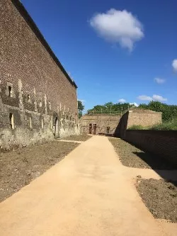 hoofdingang fort