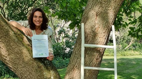 Wethouder Nermina Kundić toont het CO2-prestatieladder certificaat van de gemeente Soest