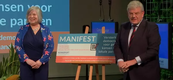 Winnie Prins en Jan van Zanen voor bord met manifest
