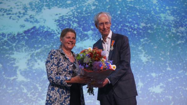 Burgemeester Marja van Bijsterveldt heeft Peter Knip, voormalig directeur VNG International, koninklijke onderscheiding opgespeld