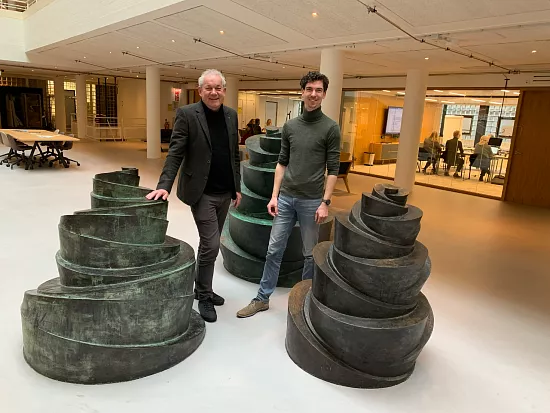 André Zents en Sander Scherders poserend bij beeldhouwwerk