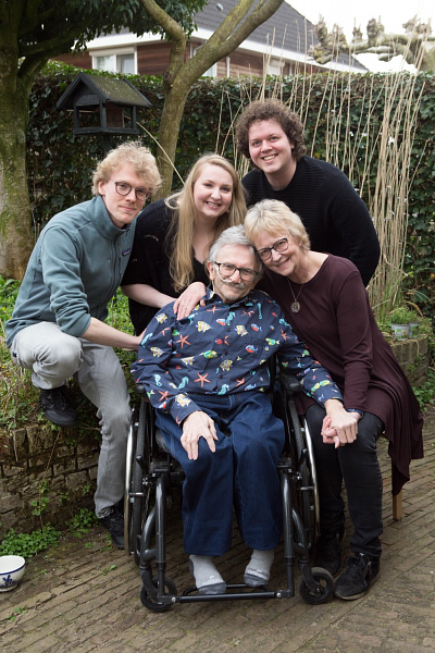 Jan Troost te midden van zijn gezin: vrouw, dochter en 2 zonen
