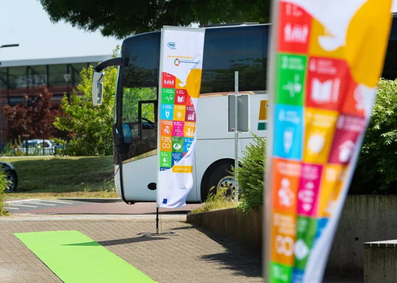 Twee beachflags met de Global Goals erop