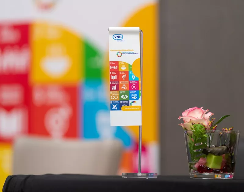 Close up van een tafelbanner met de Global Goals erop