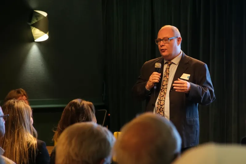 Foto van presenterende Marcel Oosterveer