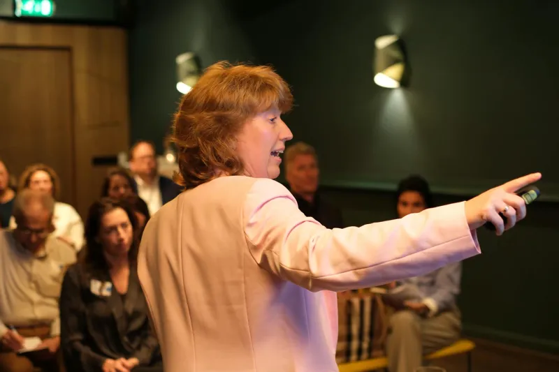 Foto van presenterende Marine Baadenhuijsen