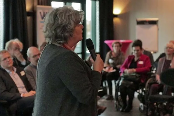 Jantine Kriens tijdens bijeenkomst in Friesland voor de Verenigingsstrategie Gemeenten 2024